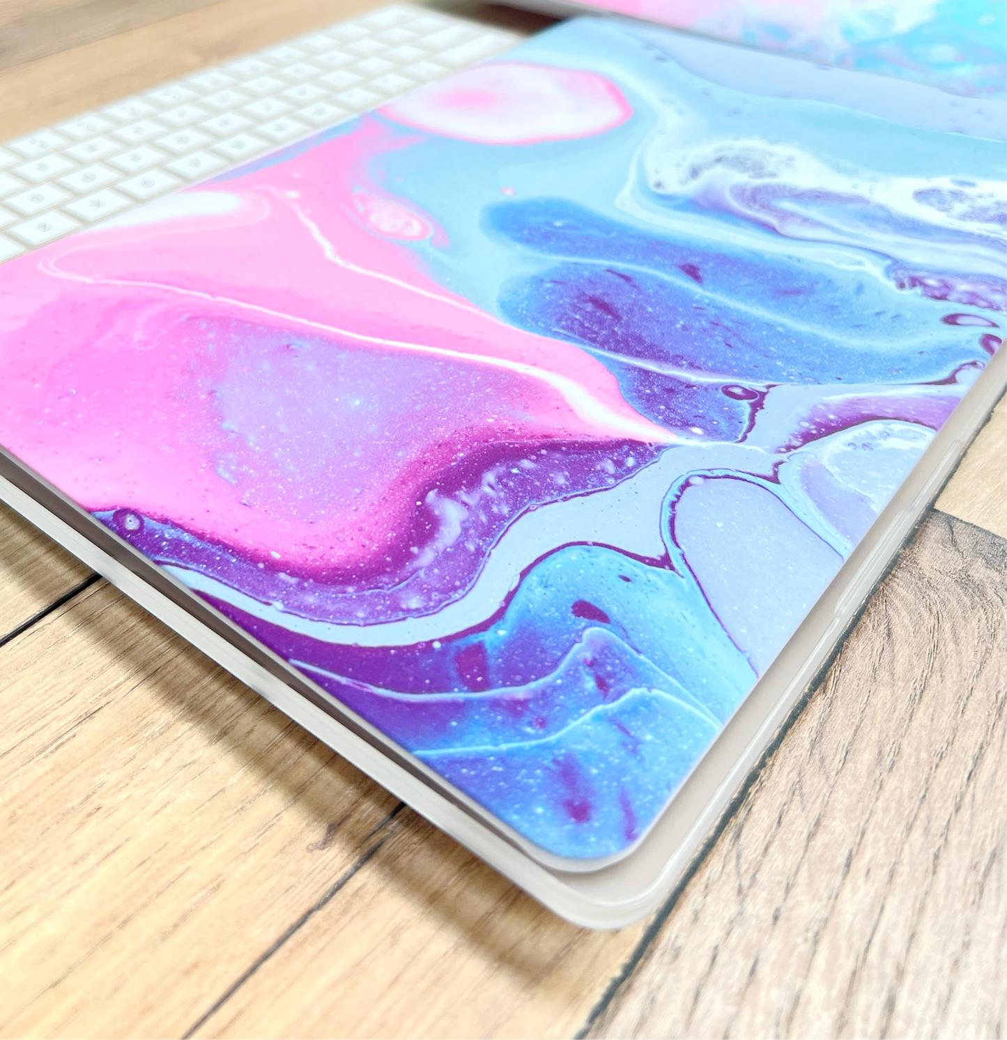 CARCASA CASE MACBOOK® PRO 14” ÓLEO ROSA Y CELESTE