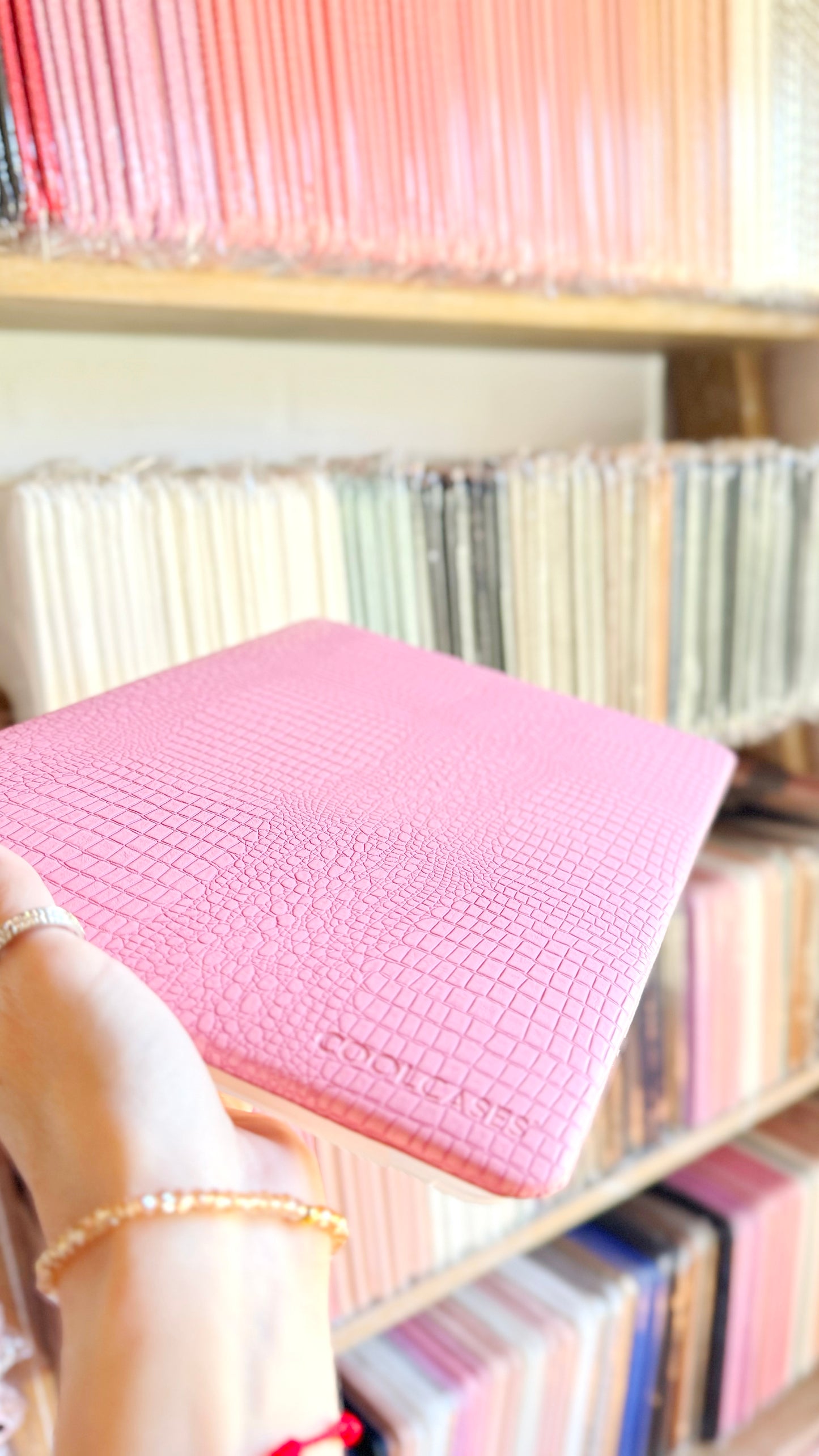 CARCASA MACBOOK® PRO13” CROCO ROSADO PEQUEÑO