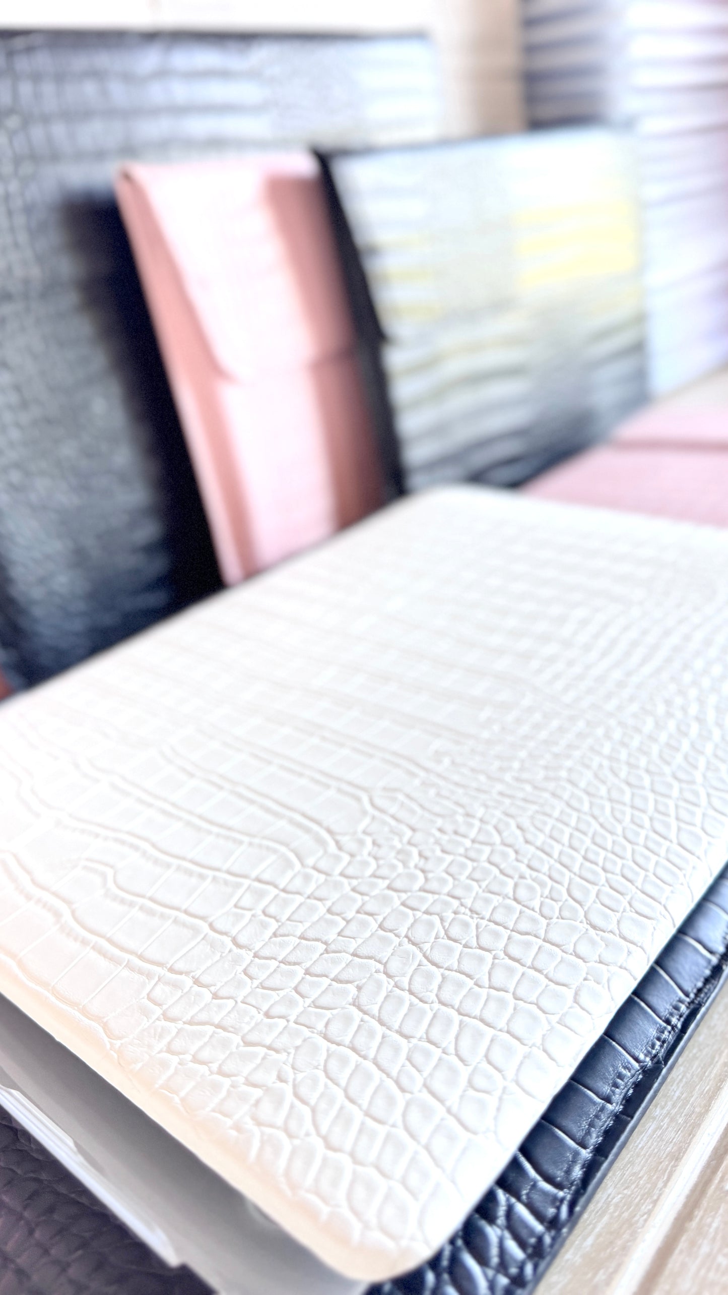 CARCASA MACBOOK® 13” CROCO BLANCO