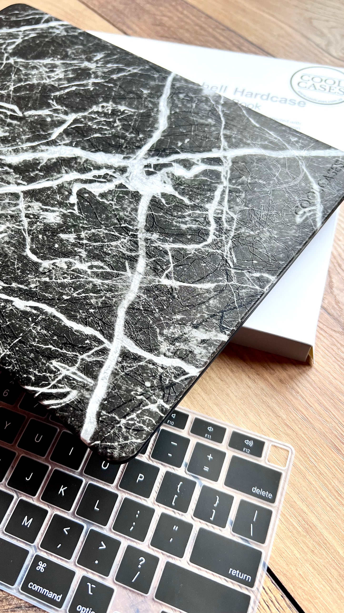 CARCASA MACBOOK® 13” MÁRMOL NEGRO TEXTURADA