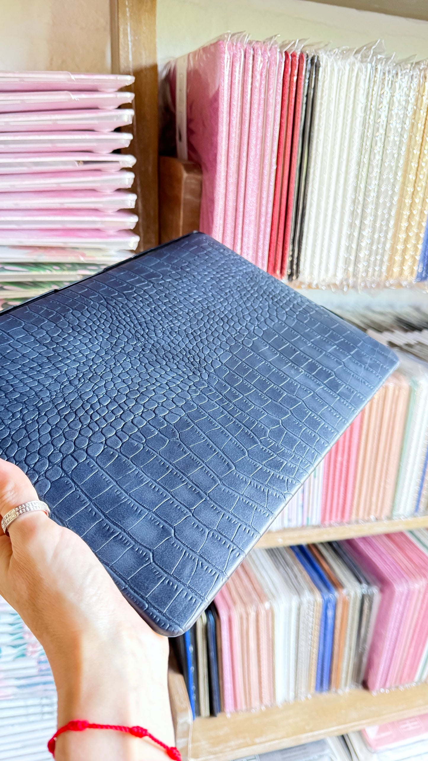 CARCASA MACBOOK® 13” CROCO AZUL EFECTO PIEL GASTADO