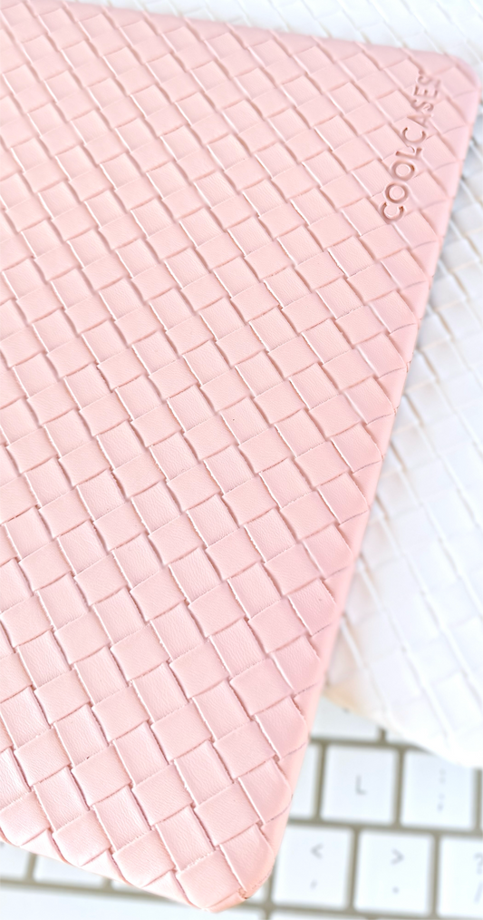 SET CARCASA MACBOOK® 13" TRENZADA PINK + PROT. TECLADO