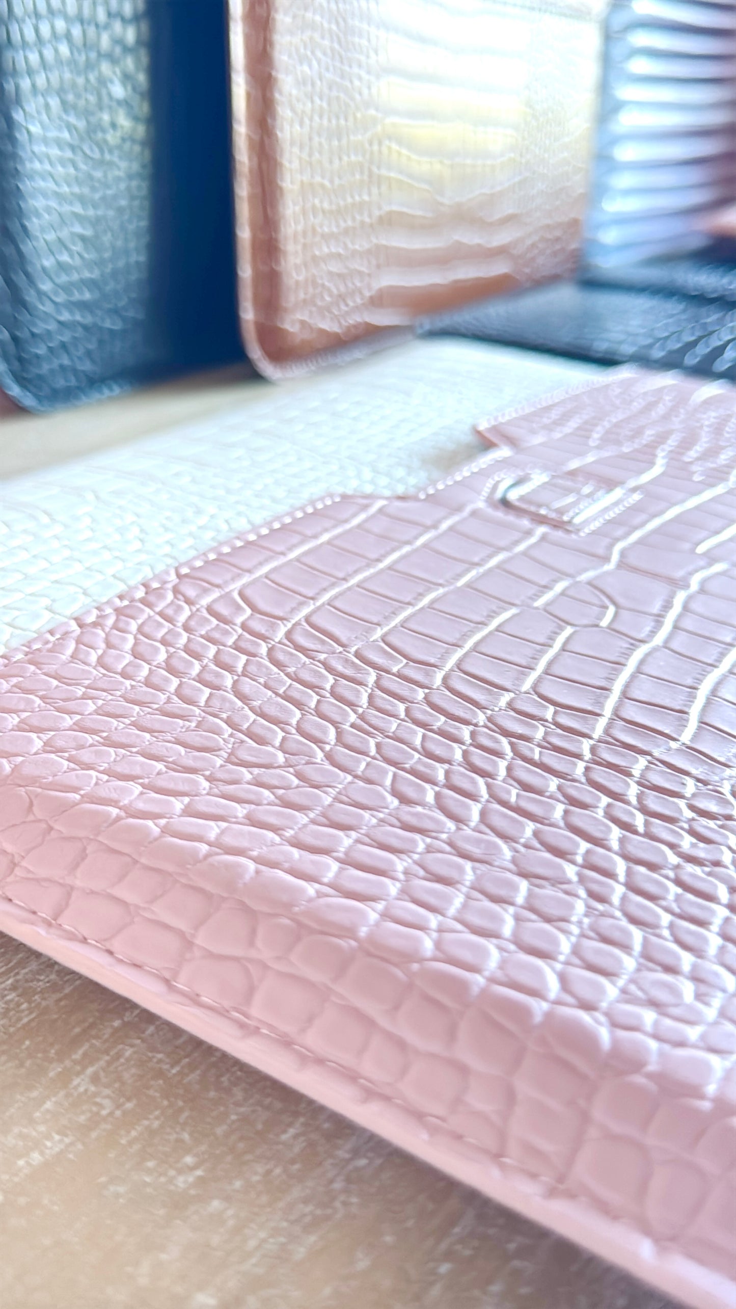 SOBRE ESTUCHE FAUX CROC MEDIANO