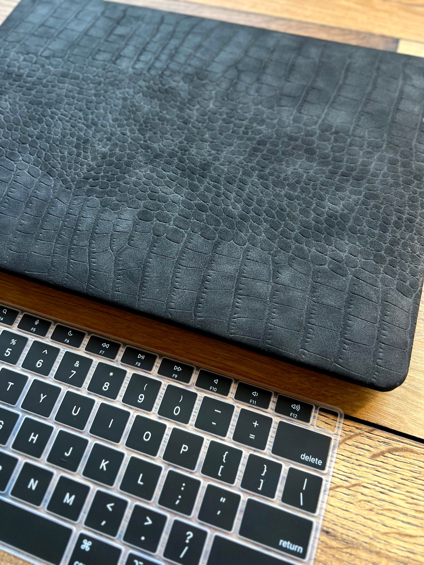 CARCASA MACBOOK® 15” CROCO NEGRO EFECTO PIEL GASTADO