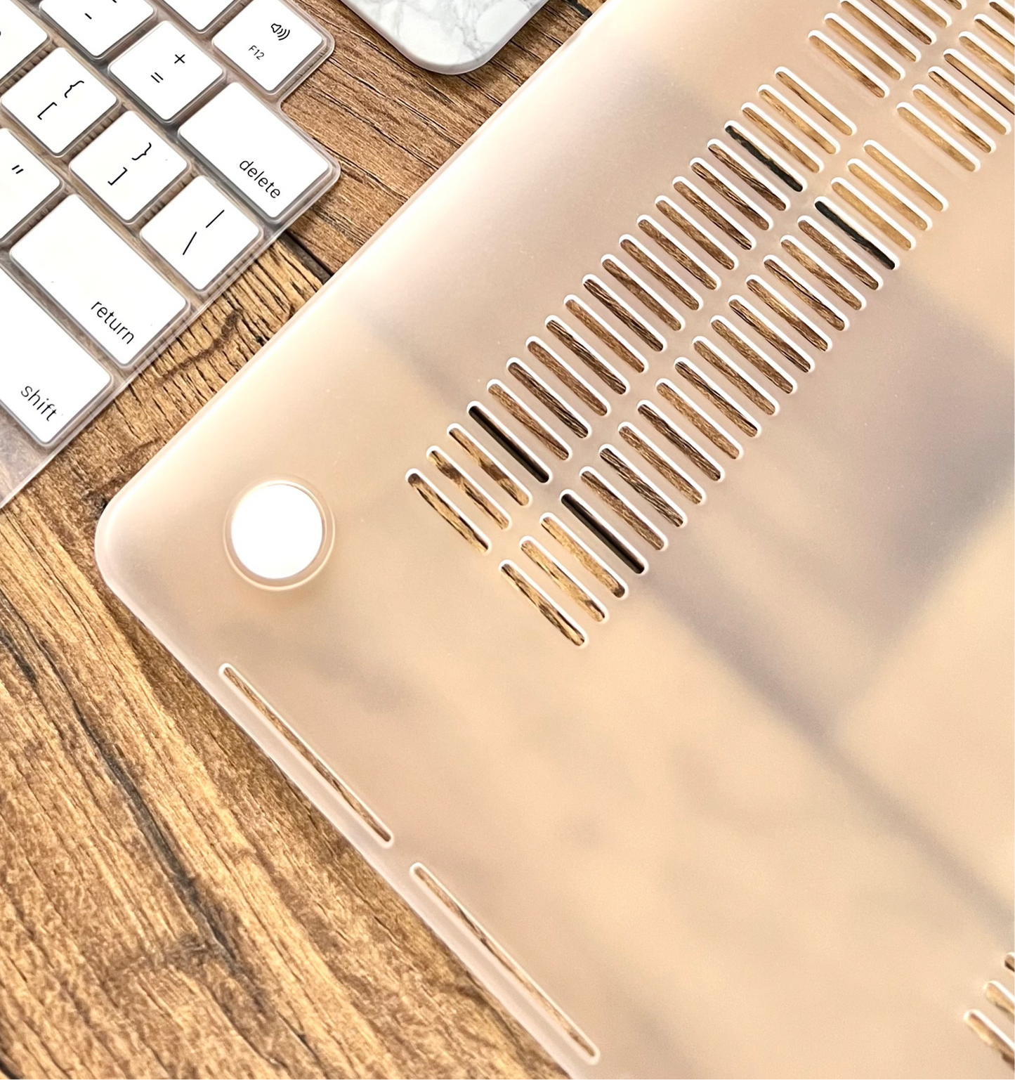 CARCASA CASE MACBOOK® 15” TRENZADA DORADA