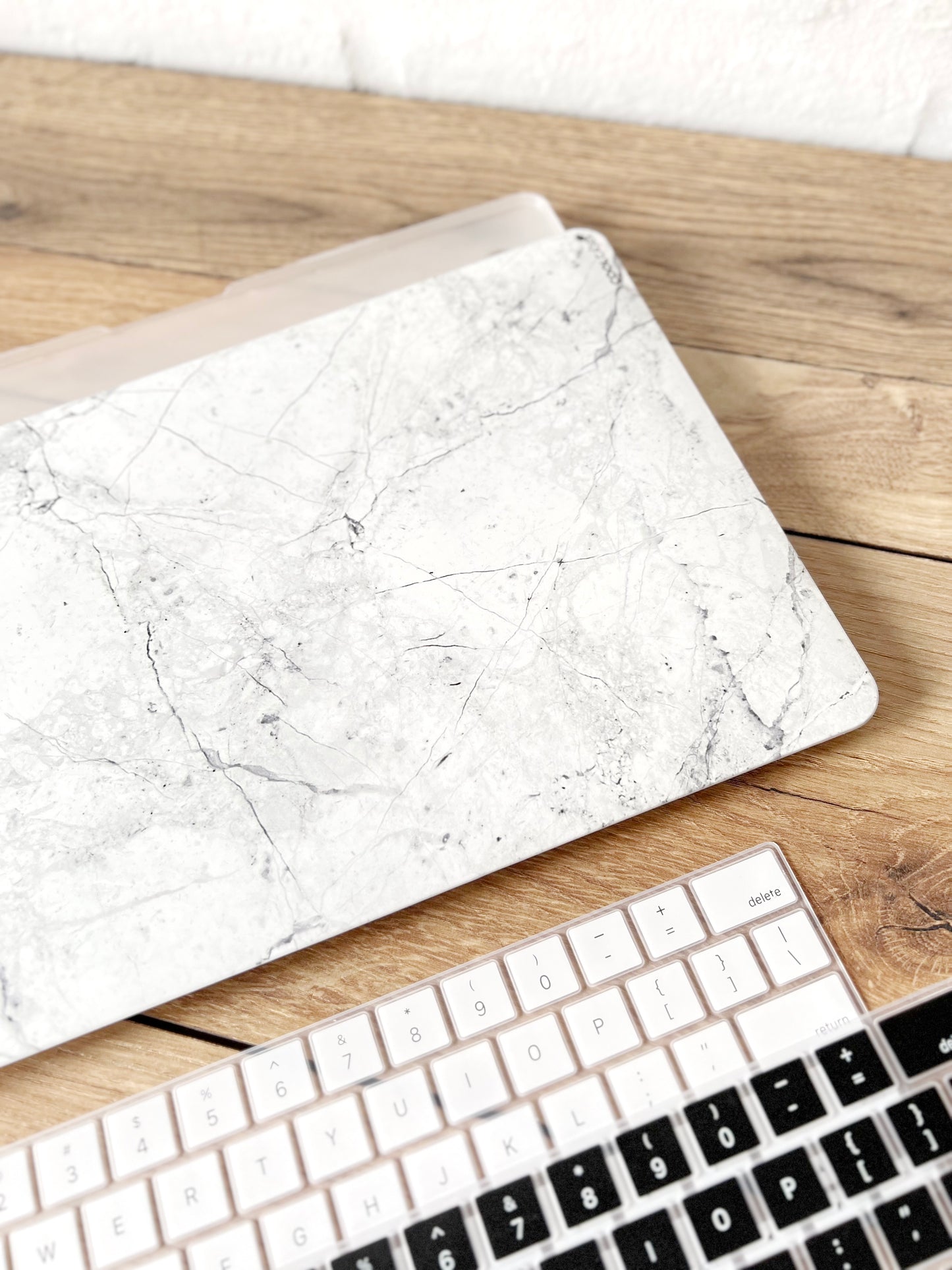 CARCASA MACBOOK® 13” MÁRMOL BLANCO