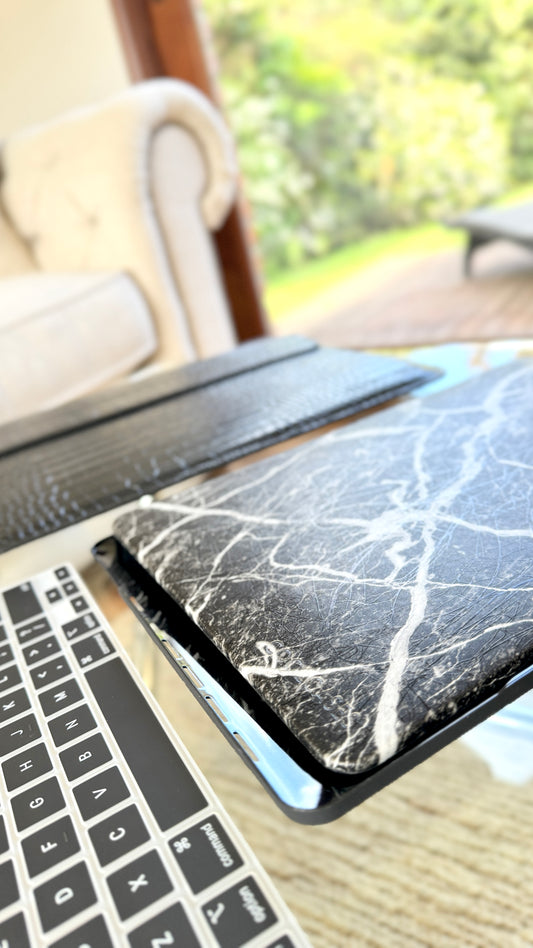 CARCASA MACBOOK® 13” MÁRMOL NEGRO TEXTURADA