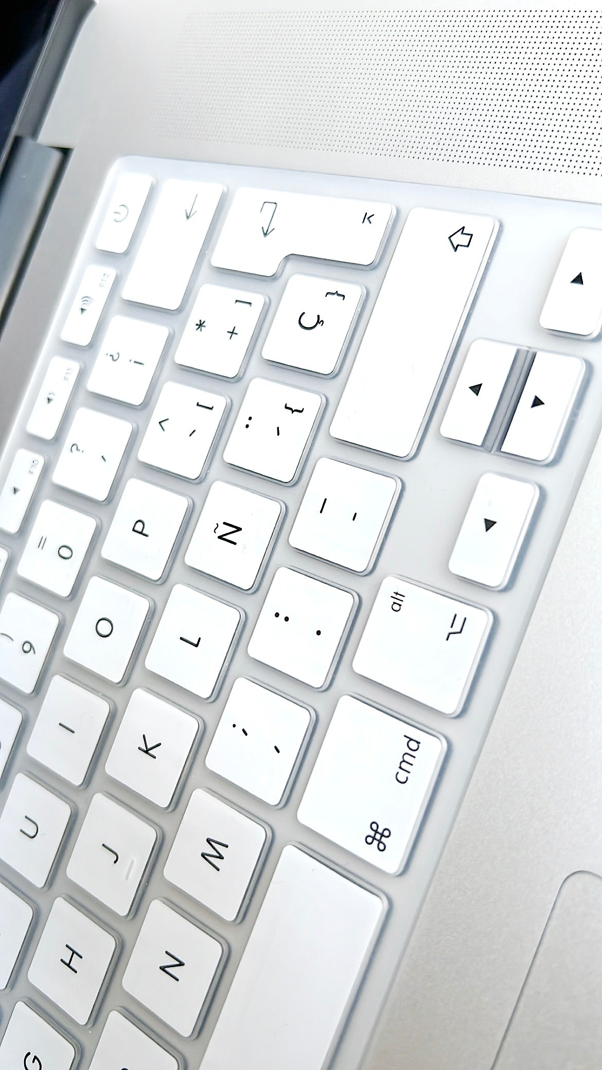 SET CARCASA MACBOOK® 13" TRENZADA AZUL + PROT. TECLADO