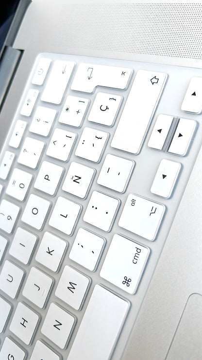 SET CARCASA MACBOOK® 13" TRENZADA AZUL + PROT. TECLADO