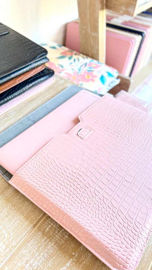 SET CROCO ROSA PEQUEÑO/SOBRE ROSA CROCCO 13”
